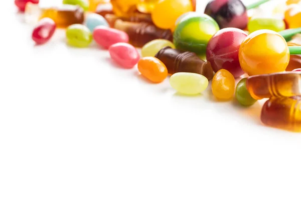 Çeşitli Renkli Şekerlemeler Beyaz Arka Planda Izole Edilmiş Lolipoplar Jelibon — Stok fotoğraf