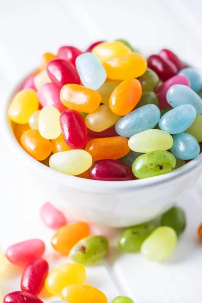 Słodkie Kolorowe Żelki Misce Białym Stole — Zdjęcie stockowe