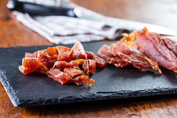 Carne Ahumada Rodajas Secas Sobre Una Tabla Madera — Foto de Stock