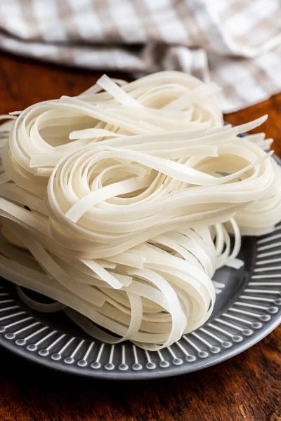 Tagliatelle Riso Bianco Essiccato Pasta Cruda Tagliatelle Crude Sul Piatto — Foto Stock