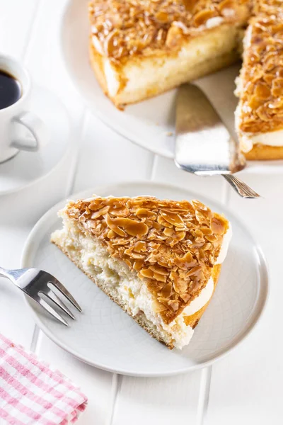 Кусок Сладкого Миндального Торта Тарелке Пирог Сливками Миндалем — стоковое фото