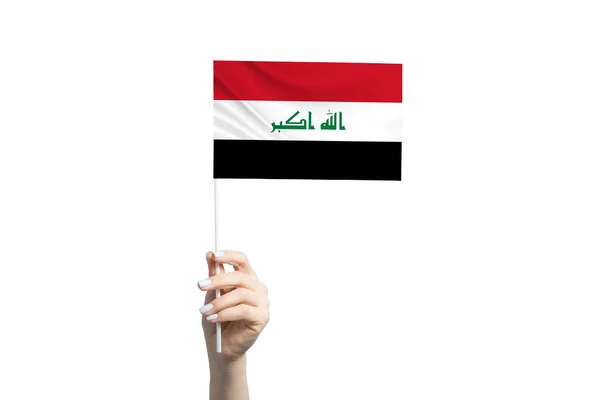 美しい女性の手は 白い背景に隔離されたイラクの旗を保持 — ストック写真