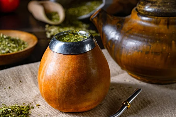 Verde Una Olla Barro Sobre Fondo Madera — Foto de Stock