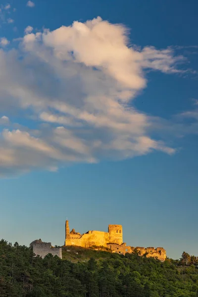 俯瞰杰拉尔德姆市中世纪的古城堡 — 图库照片
