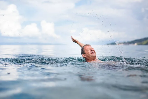 Deniz Okyanusta Yüzen Kıdemli Adam Aktif Emekliliğin Tadını Çıkarıyor Eğleniyor — Stok fotoğraf