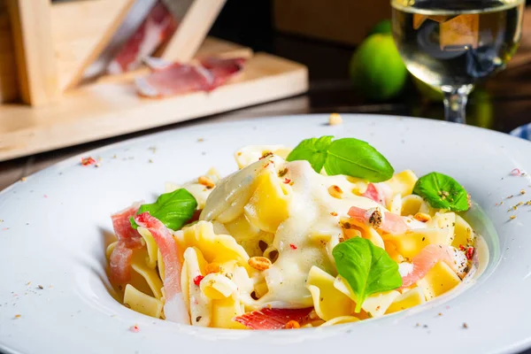 Pasta Con Tocino Queso Plato Blanco — Foto de Stock