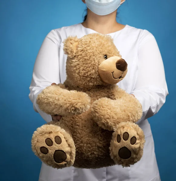 Kinderärztin Hält Braunen Teddybär Konzept Zur Verhinderung Von Epidemien Und — Stockfoto