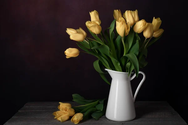 Tulipány Džbánu Klasický Zátiší Kyticí Žlutých Tulipánových Květin Starobylém Bílém — Stock fotografie