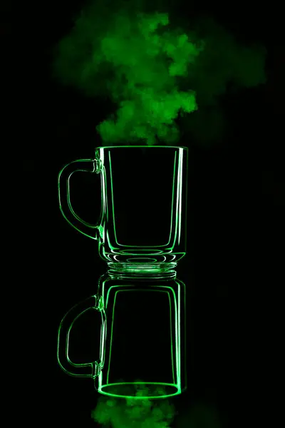 Nur Ein Glas Auf Schwarzem Hintergrund Mit Spiegelung Grüne Farbe — Stockfoto