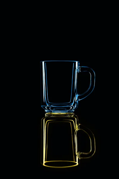 Лише Склянка Чорному Тлі Відображенням Жовтий Синій Ізольовані — стокове фото