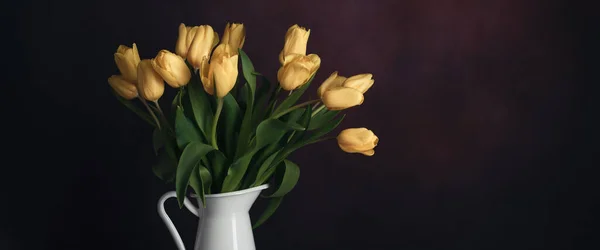 Τουλίπες Κανάτα Κλασική Νεκρή Φύση Ένα Μπουκέτο Κίτρινα Λουλούδια Τουλίπας — Φωτογραφία Αρχείου