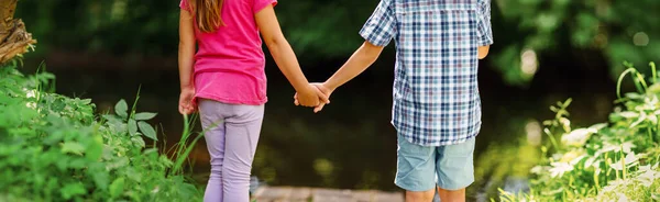 公園に女の子と男の子が一緒に立っている 家族関係 共同旅行の概念 — ストック写真