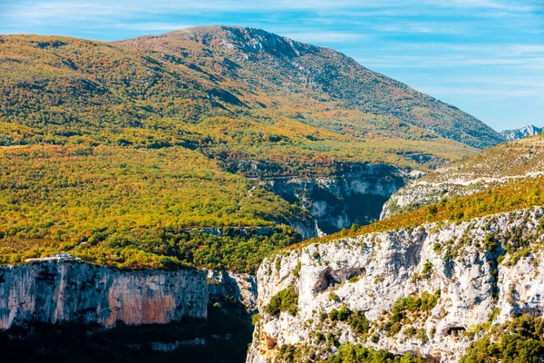 Dağları Mavi Gökyüzü Olan Güzel Dağ Manzarası — Stok fotoğraf