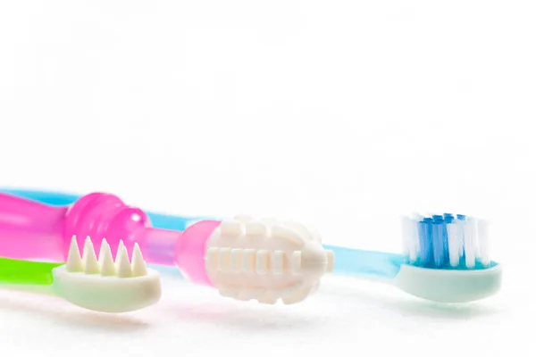 歯ブラシと歯磨き粉を白い背景に — ストック写真