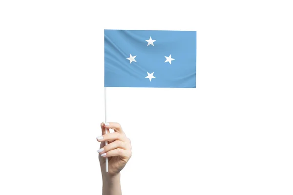 Bela Mão Feminina Segurando Bandeira Dos Estados Federados Micronésia Isolada — Fotografia de Stock