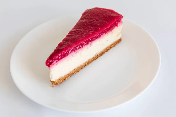Chiudere Fetta Cheesecake Sul Piatto Bianco Cheesecake Lampone Ricevuto Focus — Foto Stock