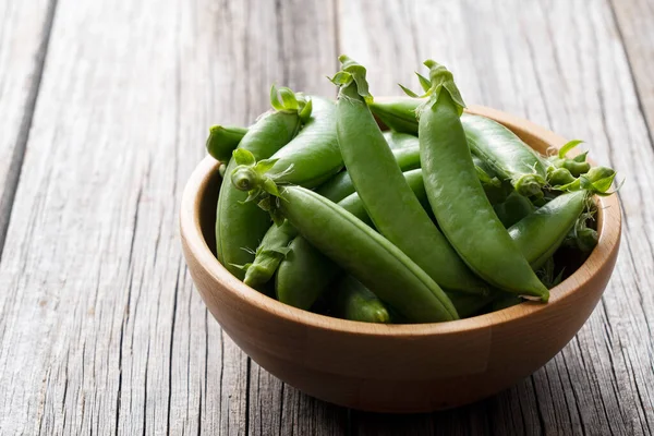 Snap Ärtor Träskål Som Mot Gammal Trä Bakgrund — Stockfoto