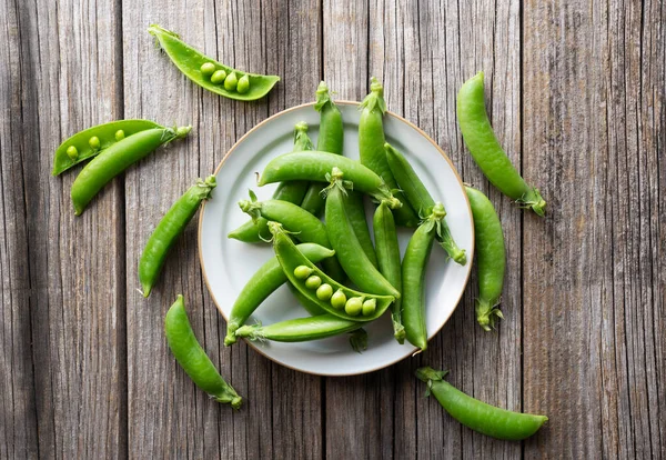 Gröna Ärtor Trä Bakgrund Ovanifrån — Stockfoto