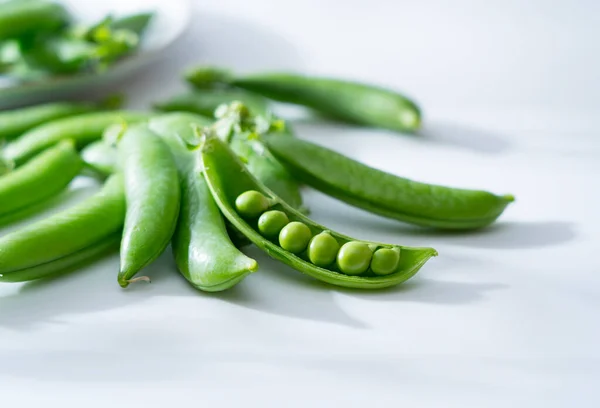 白い背景に緑のエンドウ豆 — ストック写真