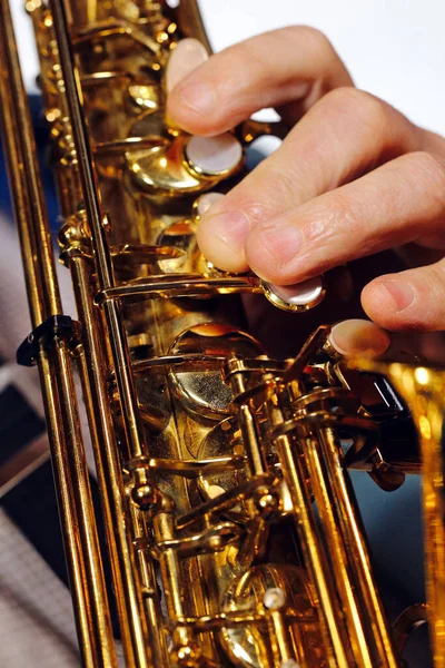 Saxofon Ruka Hudebníka — Stock fotografie