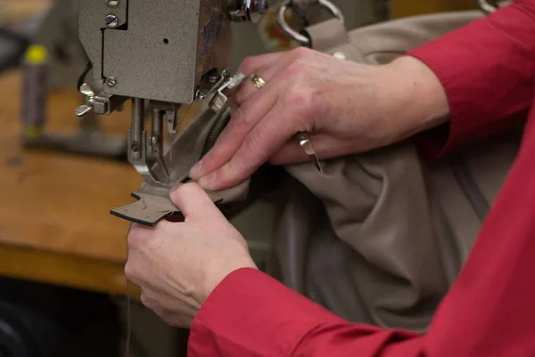 Nähmaschine Näherin Arbeitet Mit Einem Faden — Stockfoto