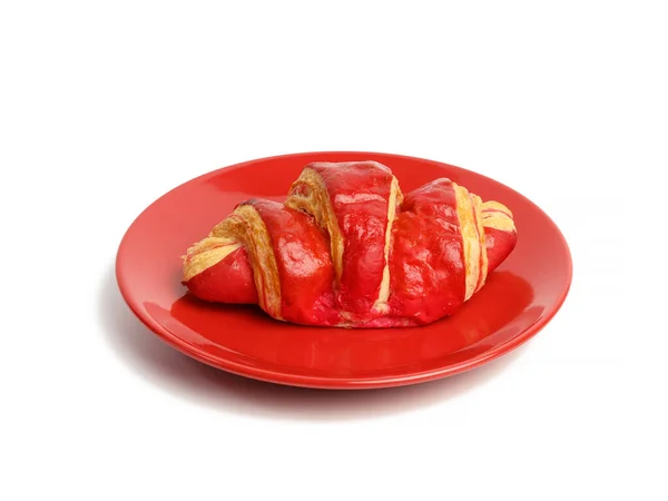 Gebackene Croissants Mit Kirschglasur Auf Rotem Keramikteller Weißer Hintergrund Nahaufnahme — Stockfoto