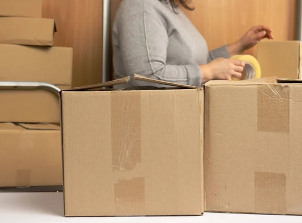 Frau Grauen Pullover Hält Eine Rolle Klebeband Der Hand Und — Stockfoto