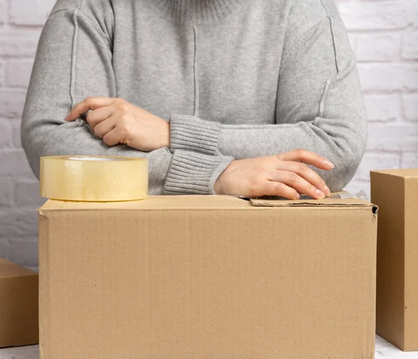 Frau Grauen Pullover Hält Eine Rolle Klebeband Der Hand Und — Stockfoto