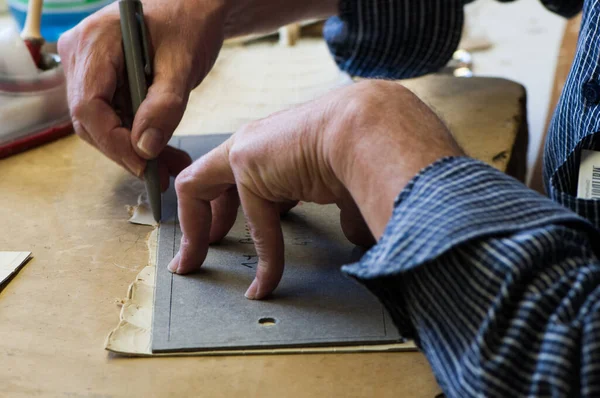 Homme Travaillant Avec Une Table Bois — Photo