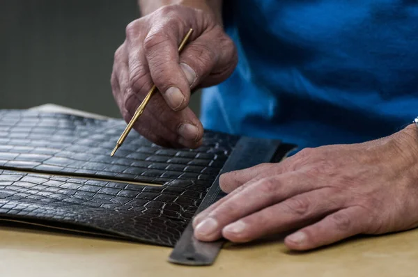 Primo Piano Delle Mani Uomo Con Coltello Pezzo Filo — Foto Stock