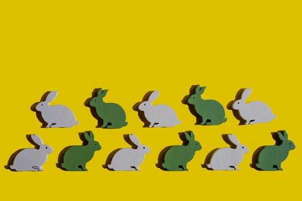 Пасхальный Кролик Кроликом Яйцами Зеленом Фоне — стоковое фото