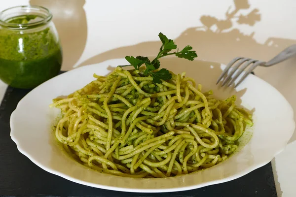 Espaguetis Con Salsa Pesto Una Hoja Perejil Plato Vaso Salsa — Foto de Stock