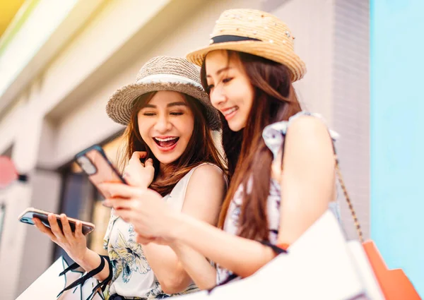 Happy Beautiful Girls Holding Shopping Bags Watching Smart Phone — Stock Photo, Image