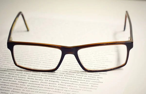 Närbild Glasögon Pappersark Med Lorem Ipsum Text — Stockfoto