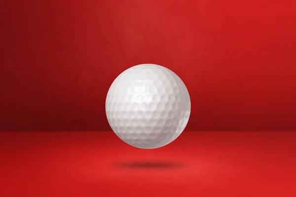 白いゴルフボールは 赤のスタジオの背景に隔離された 3Dイラスト — ストック写真