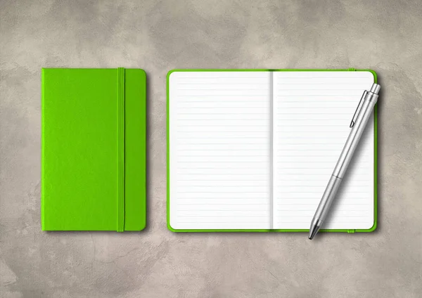 Grüne Geschlossene Und Geöffnete Notizbücher Mit Stift Attrappe Isoliert Auf — Stockfoto