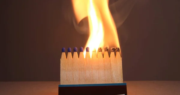 Brandende Kaarsen Een Houten Tafel — Stockfoto