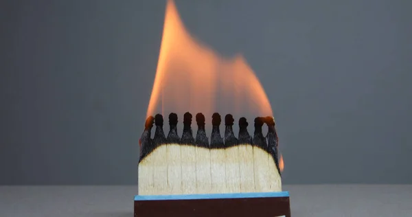 Brandende Kaars Een Houten Tafel — Stockfoto