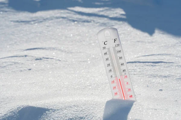 Termometern Ligger Snön Och Visar Negativ Temperatur Kallt Väder Den — Stockfoto