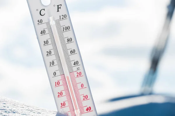 Thermometer Lies Snow Shows Negative Temperature Cold Weather Blue Sky — Stock Photo, Image