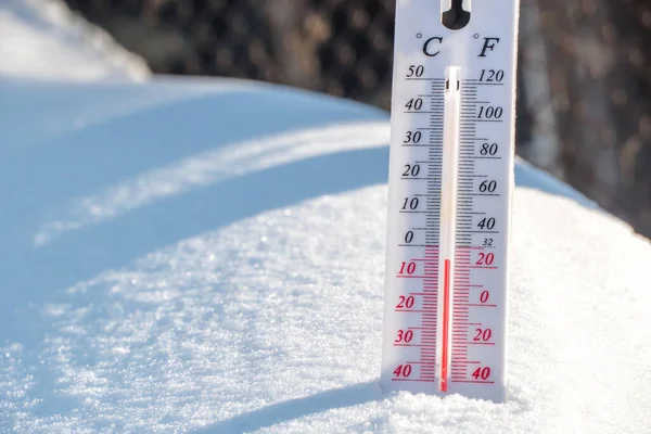 Thermometer Lies Snow Shows Negative Temperature Cold Weather Blue Sky — Stock Photo, Image