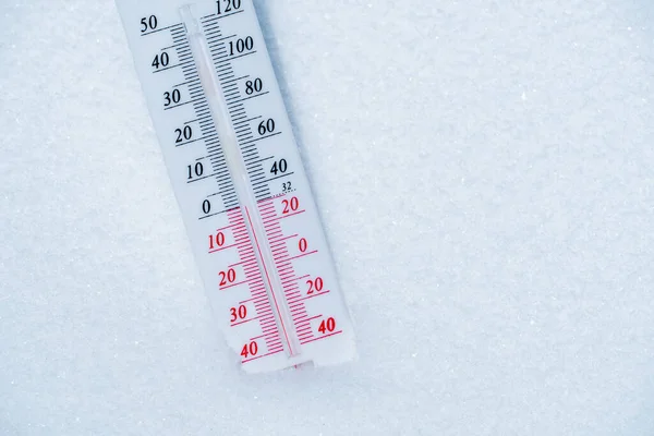 Thermometer Lies Snow Shows Negative Temperature Cold Weather Blue Sky — Stock Photo, Image