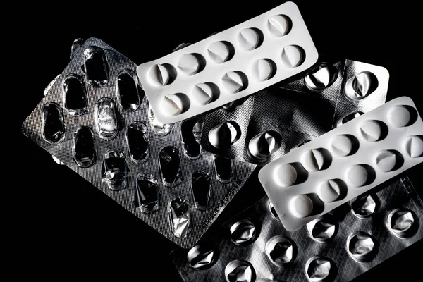 ブリスター中の錠剤としての医薬品 グロブリとしての注射器またはホメオパシー薬 — ストック写真