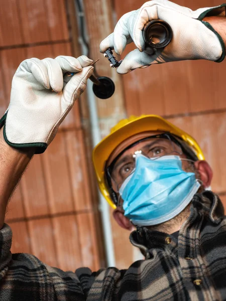 Trabajador Electricista Trabajo Reemplaza Portalámparas Protegido Por Casco Las Gafas — Foto de Stock