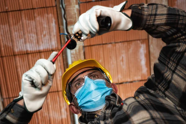 Elektriker Bei Der Arbeit Ersetzt Die Lampenfassung Durch Helm Schutzbrille — Stockfoto