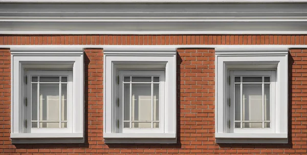 Drei Weiße Fenster Roter Ziegelwand Eines Wohnhauses — Stockfoto