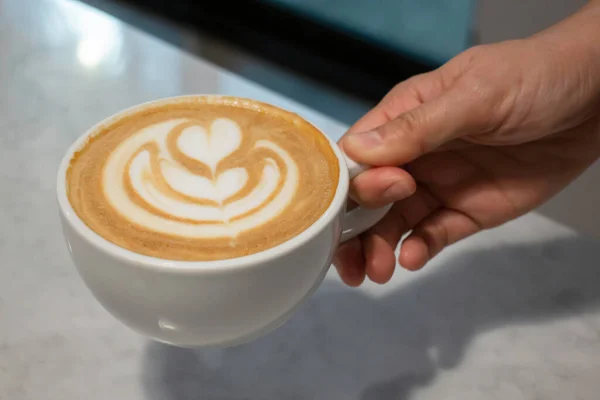 Una Taza Café Con Leche Mesa Foto Stock —  Fotos de Stock