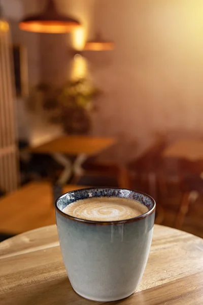 Cangkir Kopi Dan Piring Atas Meja Kayu — Stok Foto