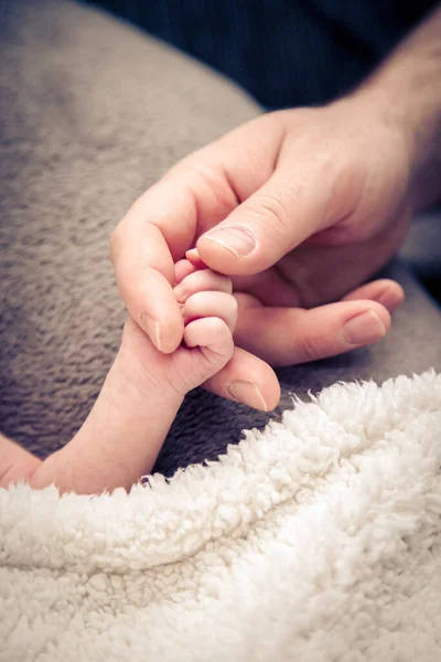 Een Kleine Baby Houdt Hand Vinger Van Moeder Vast Zoek — Stockfoto