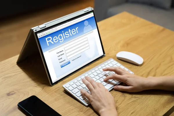 Vyplňování Registračního Formuláře Notebooku — Stock fotografie
